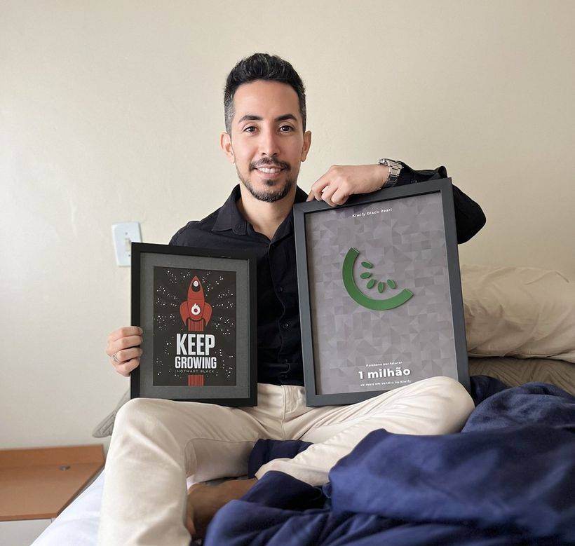 Francisco Galarreta con sus placas de facturación de Hotmart y Kiwify